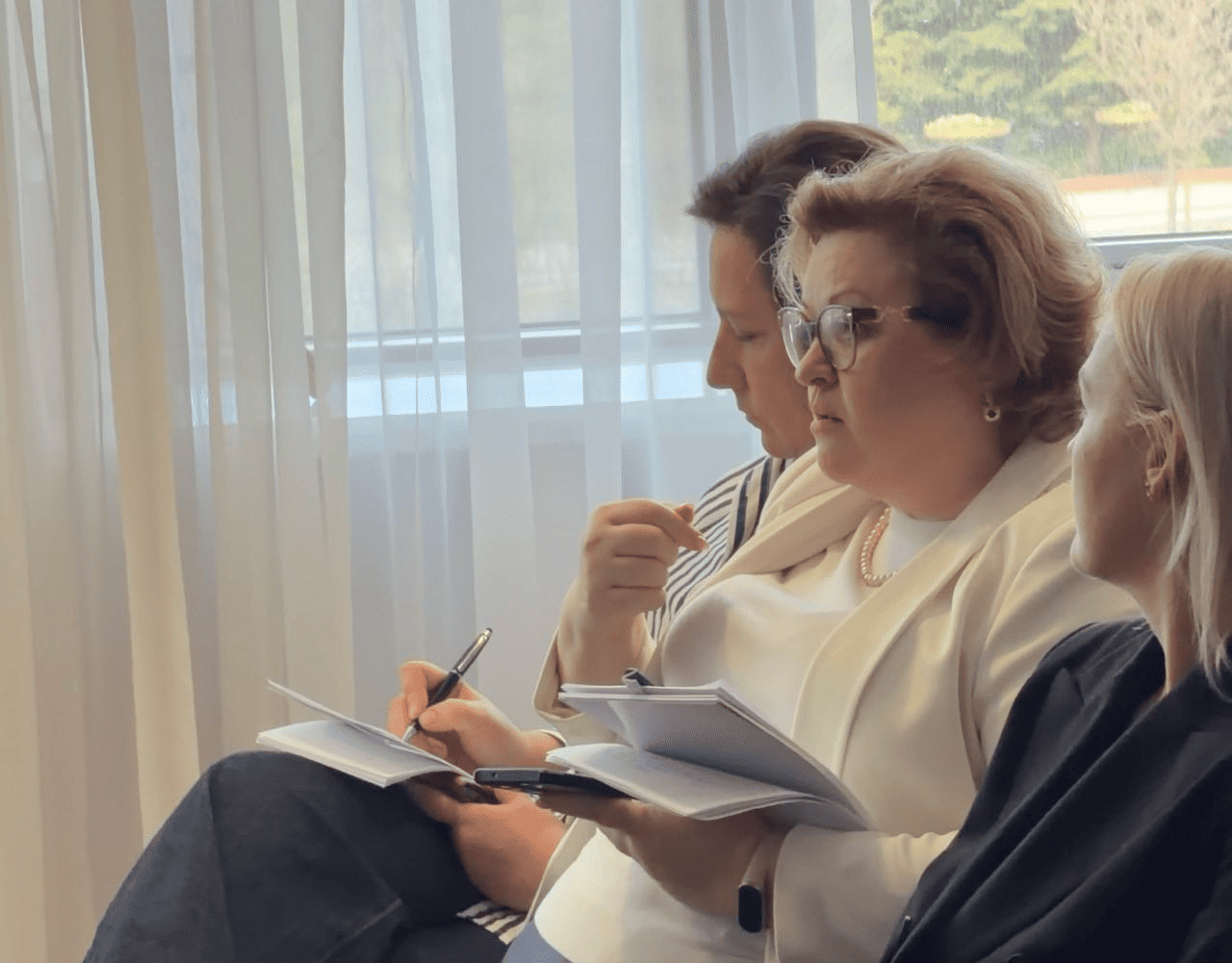 женщины на собрании